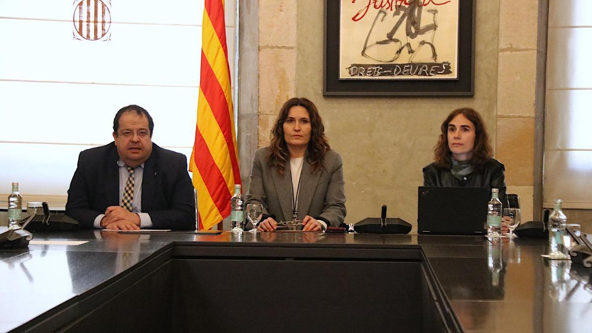 El conseller d'Interior, Joan Ignasi Elena, amb la vicepresidenta del Govern, Laura Vilagrà i la consellera de Justícia, Gemma Ubasart, en la reunió d'aquest dilluns