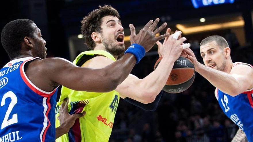 Un Barcelona flojo en defensa cae ante el Efes en Estambul