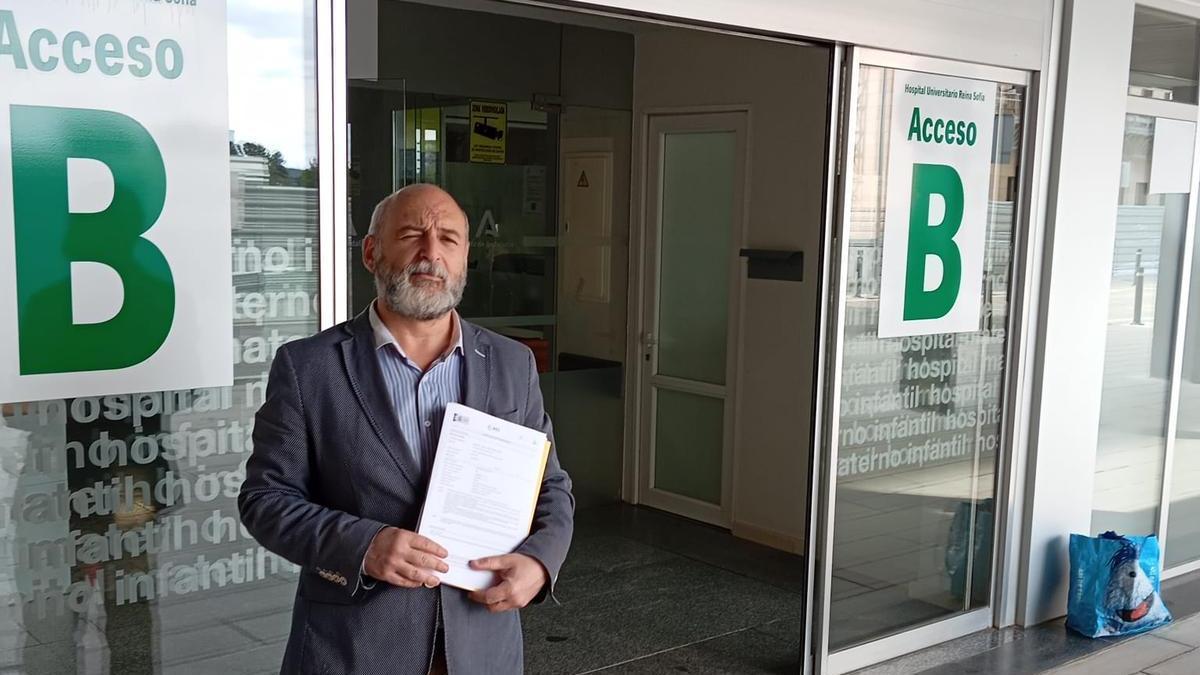 Miguel Ángel Martín, padre de Miguel Ángel, de 16 años, hospitalizado en Reina Sofía con un tumor cerebral.