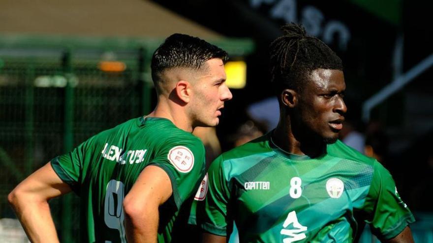 Álex Altube (9) y Dimitri, en el último partido del Atlético Paso.