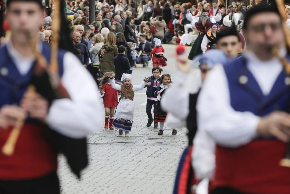 Desfile en Pola de Siero para celebrar los Güevos Pintos