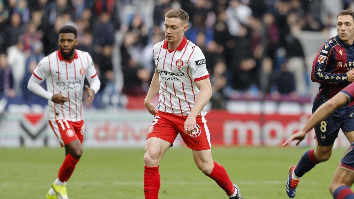 Viktor Tsygankov conduce la pelota en un partido con el Girona.