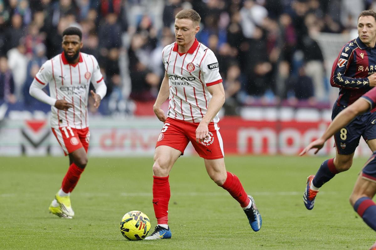 Viktor Tsygankov conduce la pelota en un partido con el Girona.
