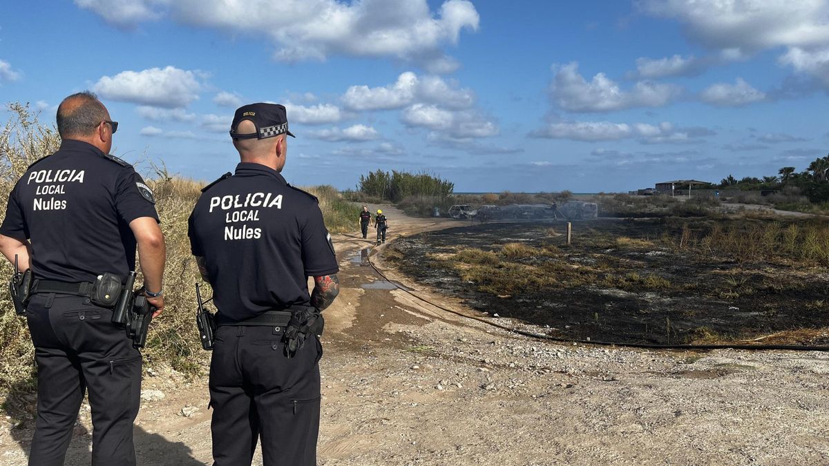 La Policía Local cortaron la circulación a la zona del incendio antes de que llegaran los bomberos.