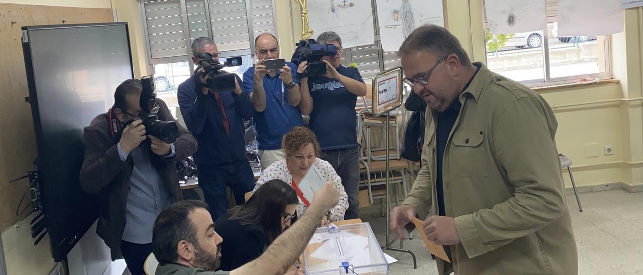 El alcalde de Mérida y candidato del PSOE, Antonio Rodríguez Osuna, votando el pasado domingo.