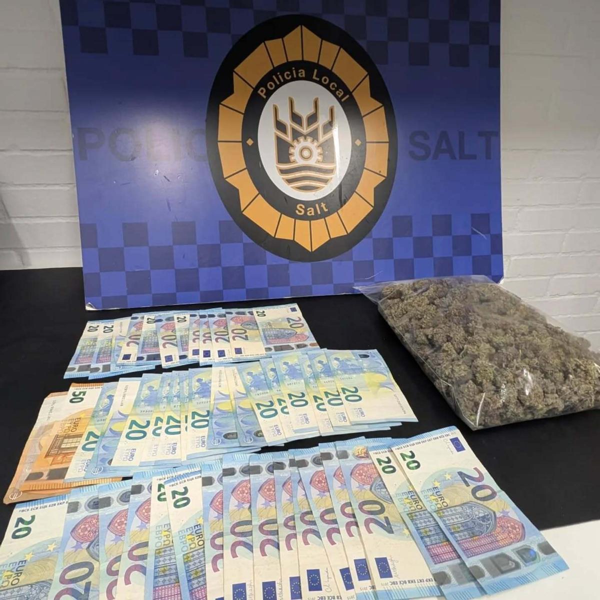 Els cabdells de marihuana i els diners intervinguts per la Policia Local de Salt i els Mossos d'Esquadra.