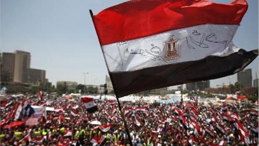 Milers de ciutadans egipcis van demanar ahir des de la plaça Tahrir la marxa de Mohammad Mursi.
