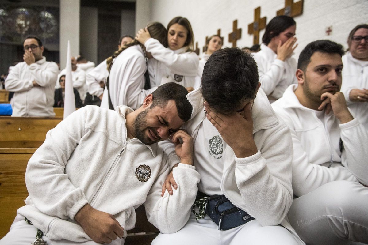 Costaleros del Despojado al conocer que la procesión se suspendía. En tres años han logrado dos cuadrillas completas.