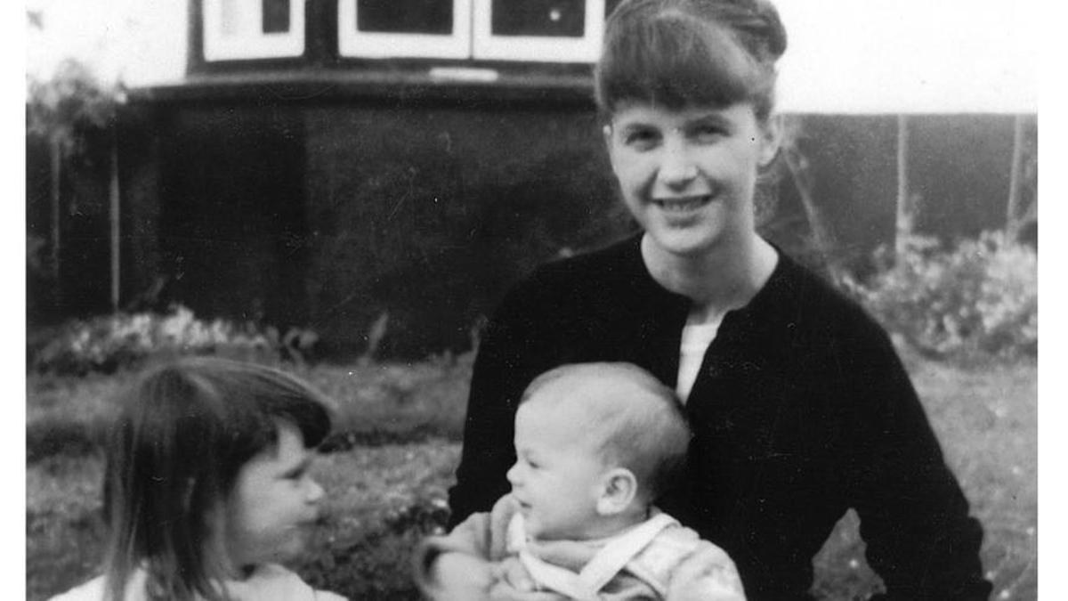 La escritora y poeta Sylvia Plath con sus hijos.