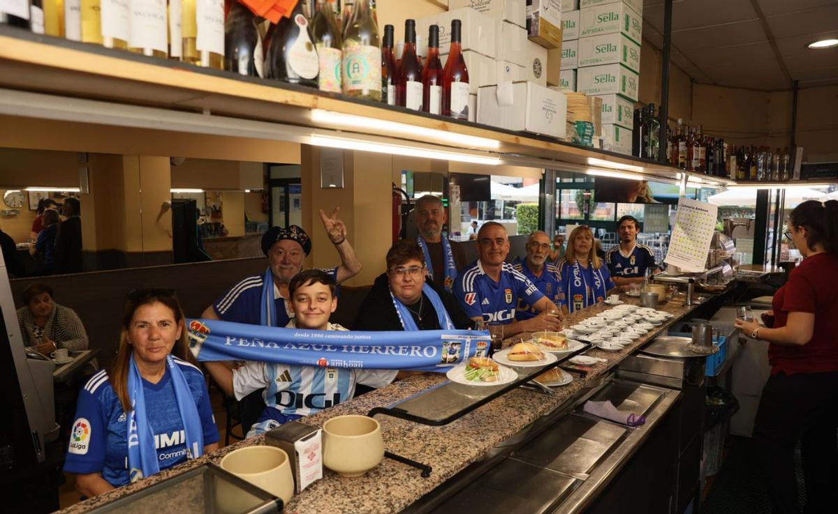 Varios socios de la peña, en la barra del bar Amboan, en Oviedo. | MARIO CANTELI