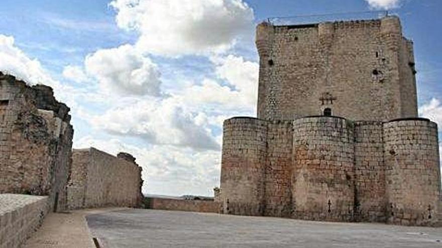 El castell atalaiant la Tierra de Pinares