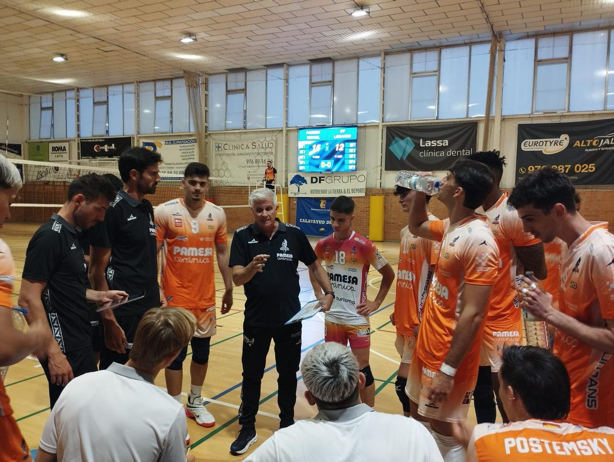 Fabián Muraco, durante un tiempo muerto.