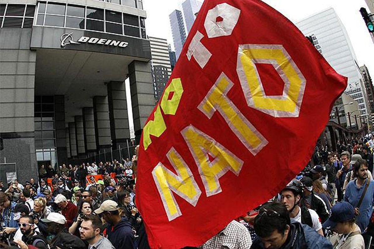 Manifestació contra l’OTAN davant de les oficines centrals de la companyia Boeing a Chicago.