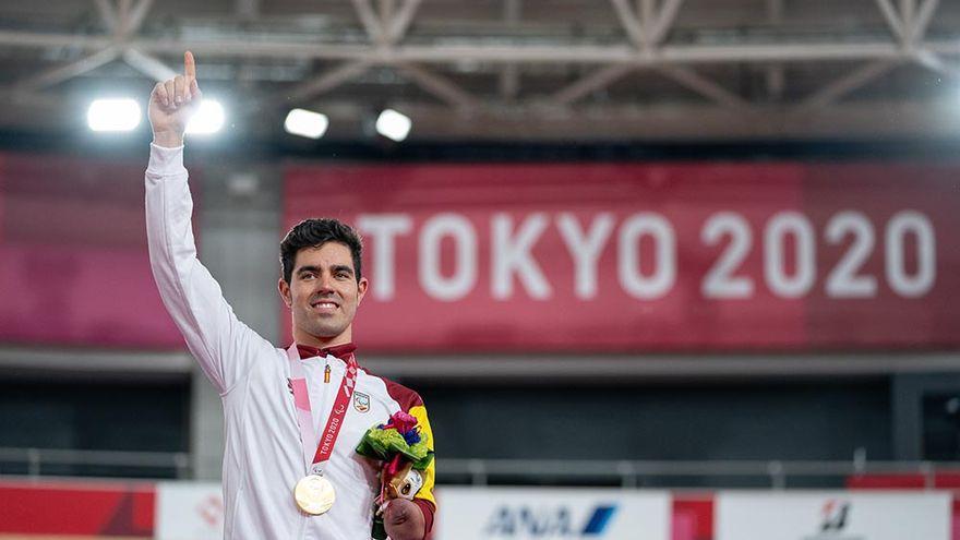 Alfonso Cabello, en el podio del velódromo japonés de Izu.