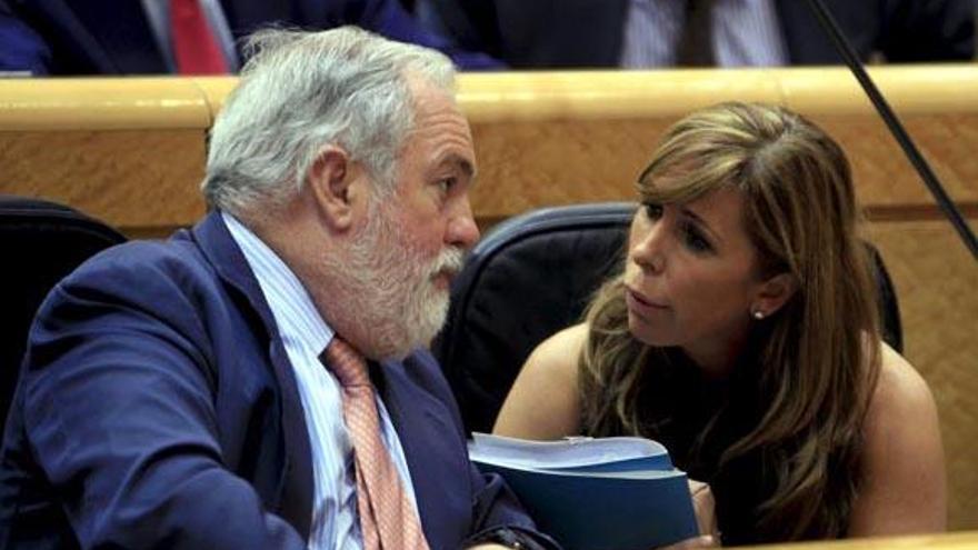 Arias Cañete, ayer en el Senado junto a Alicia Sánchez-Camacho. | efe