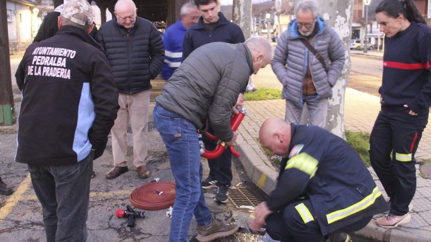 Prácticas en el curso de formación impartido por los bomberos de Rionegro del Puente. | ARACELI SAAVEDRA