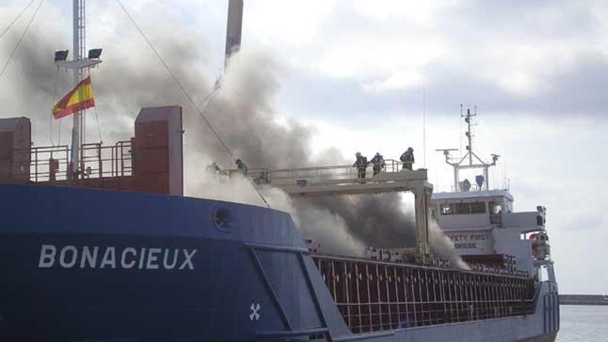 Un buque mercante que transportaba material eólico se ha incendiado, sin causar daños personales, en el muelle 13 del puerto de Alicante.