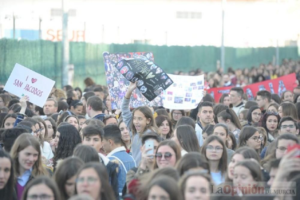 Firma de discos de Aitana en Murcia