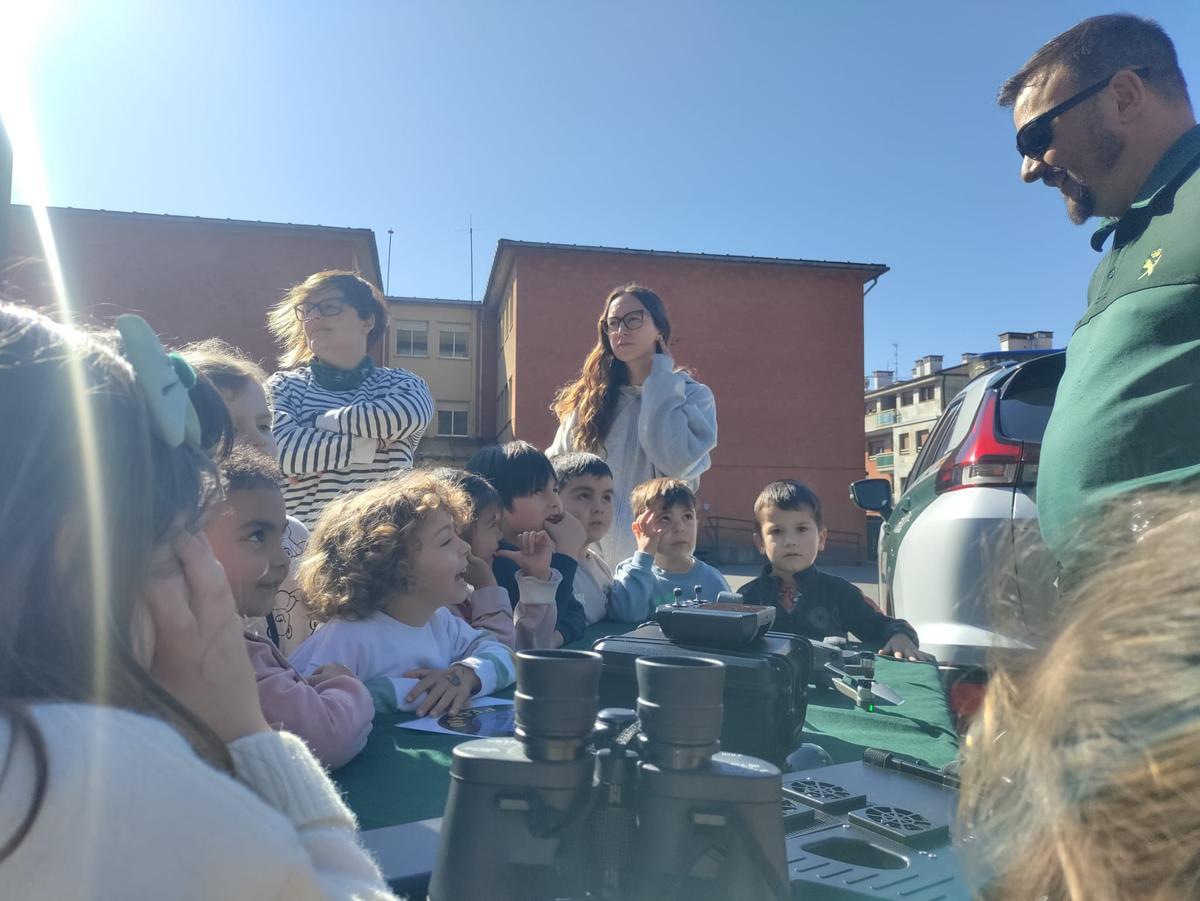Las secciones de la Guardia Civil en el colegio Reconquista