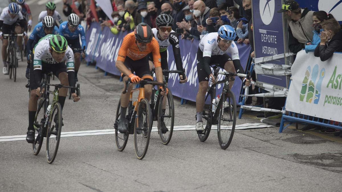 Imágenes de la primera etapa de la Vuelta a Asturias