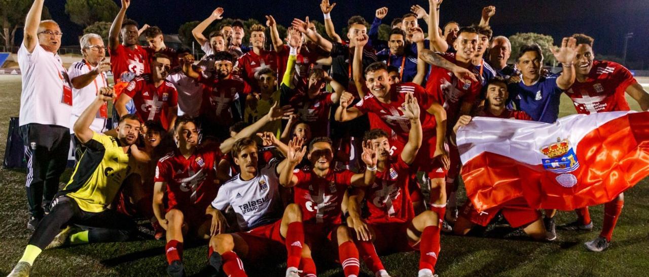 El Cartagena B celebra el 
ascenso a Segunda RFEF 
sobre el césped.  rfef | RFEF