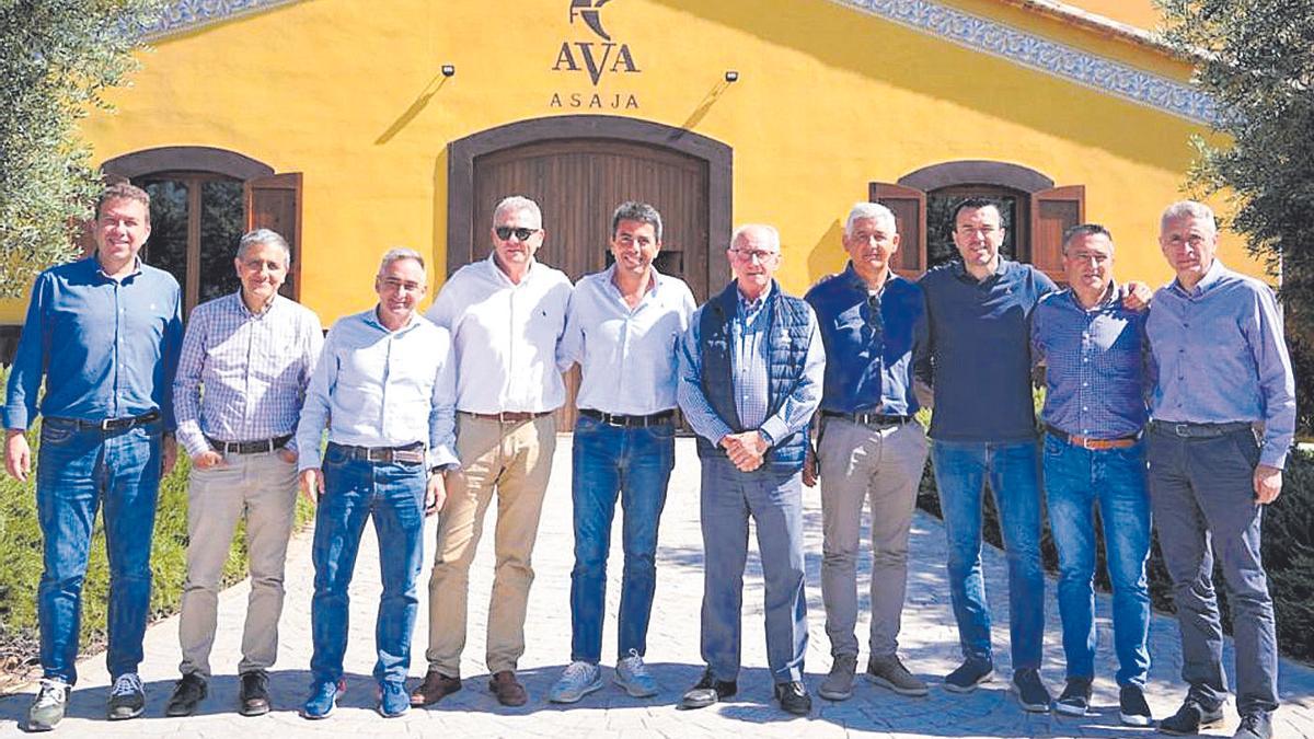 Carlos Mazón y parte de su equipo del PP, junto al presidente de AVA, Cristóbal Aguado, y cargos de esta entidad.