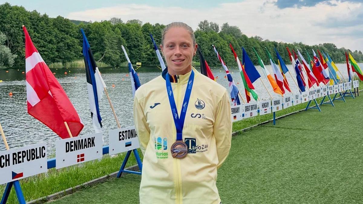 Míriam Vega, con la medalla de bronce obtenida en Pitesti.
