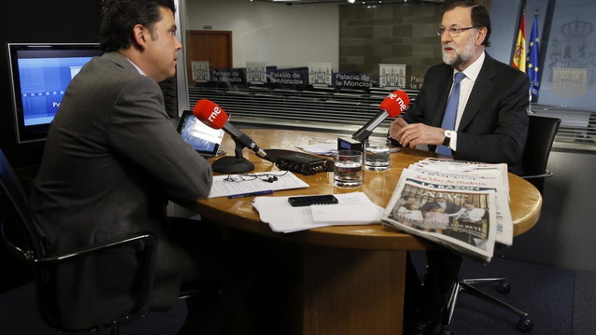 Rajoy durante una entrevista con Radio Nacional en La Moncloa.
