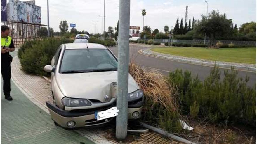 Un hombre resulta ileso tras chocar el coche que conducía contra una farola en Badajoz