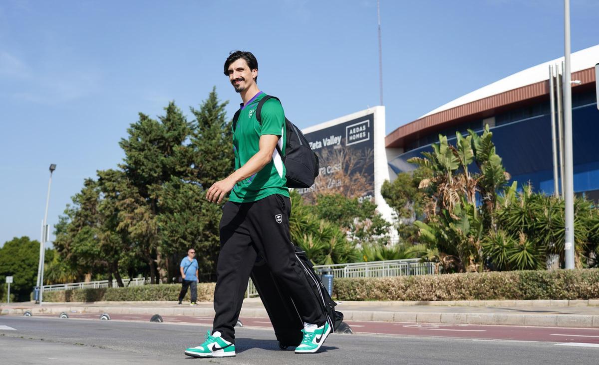Nihad Djedovic, con su maleta, antes de inicir un viaje.