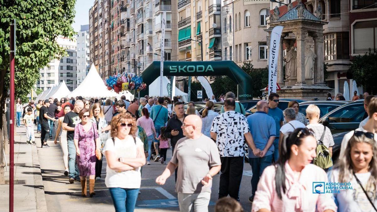 La avenida Santos Patronos, repleta de visitantes, en una de las jornadas de la feria.