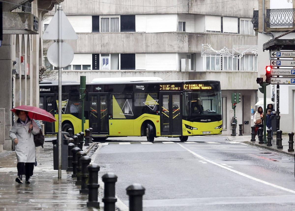 Un autobús urbano en la Praza de Galicia de Santiago.