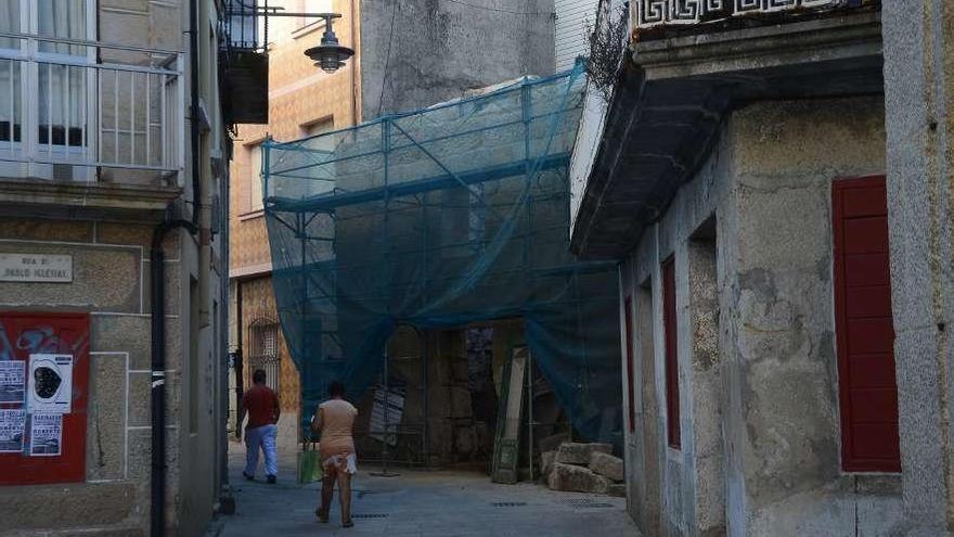 Una obra de rehabilitación en el casco histórico de Cangas. // G.Núñez