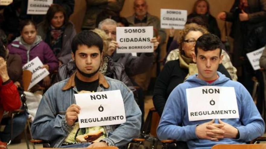 Jóvenes y mayores llenaron el salón de plenos para exigir la retirada del reglamento y ordenanza de las instalaciones culturales.  // J. L. Oubiña