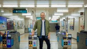  Iniesta, en el metro de Kobe.