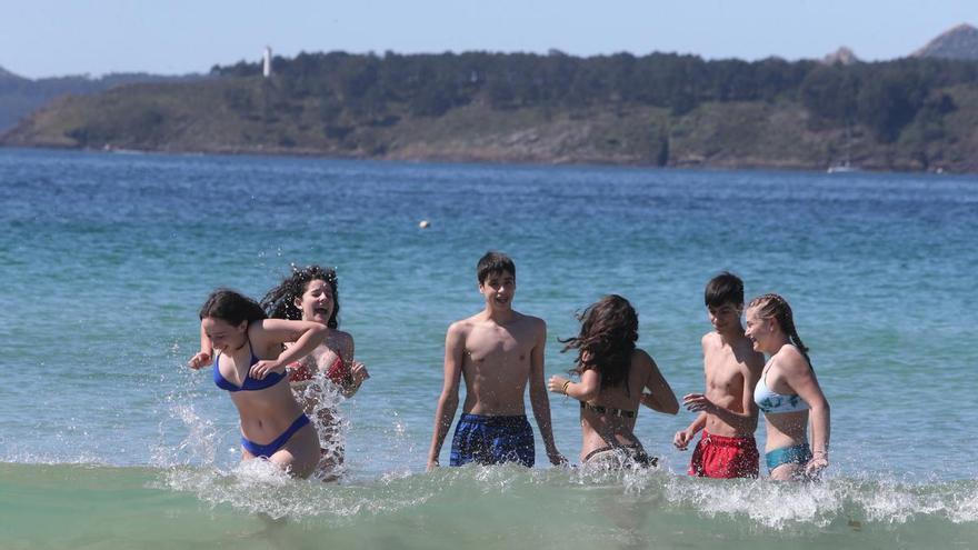 Procesión de bañistas por los arenales de O Morrazo