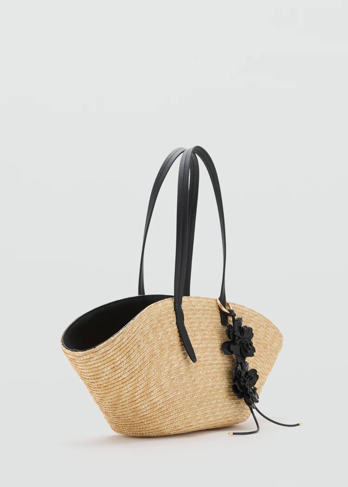 Capazo de fibra natural con charm de flores