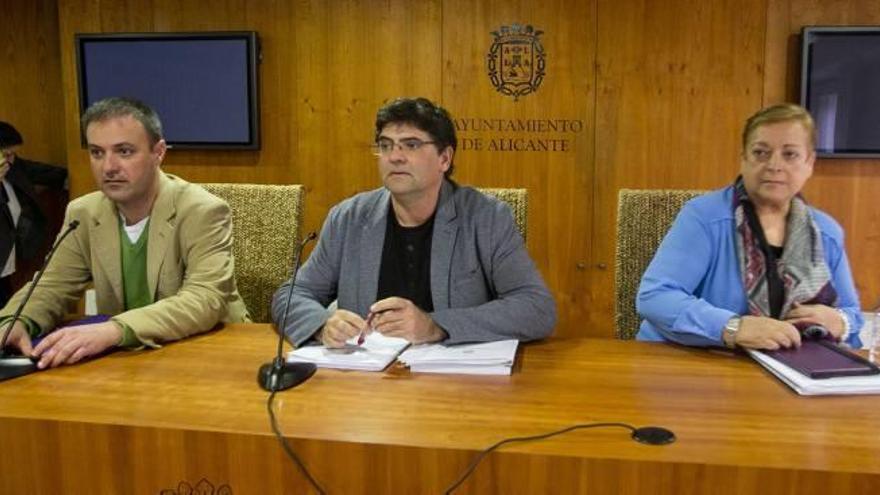 De izquierda a derecha, el portavoz del tripartito, Natxo Bellido; el vicealcalde, Miguel Pavón; y la edil de Hacienda, Sofía Morales.