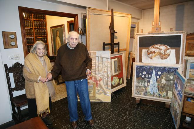 Luis Torras y su mujer, María Jesús, en el salón estudio de arte de su casa.