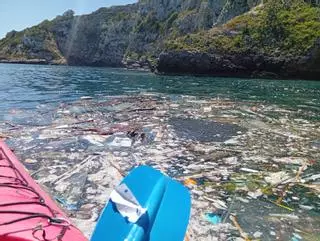 Una guía de kayak se topa con una gran cantidad de residuos en el mar de Ibiza