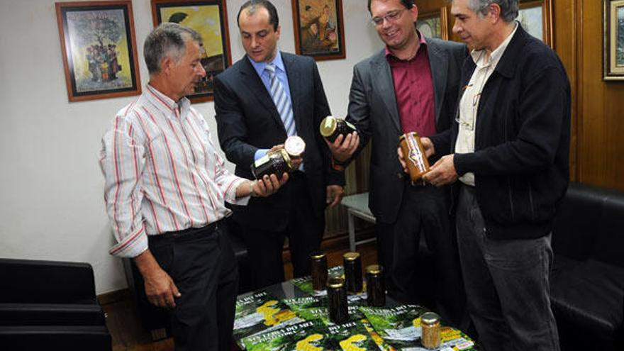 El edil Julio Castela y Miguel Lago, del CCU, conversan con los apicultores.