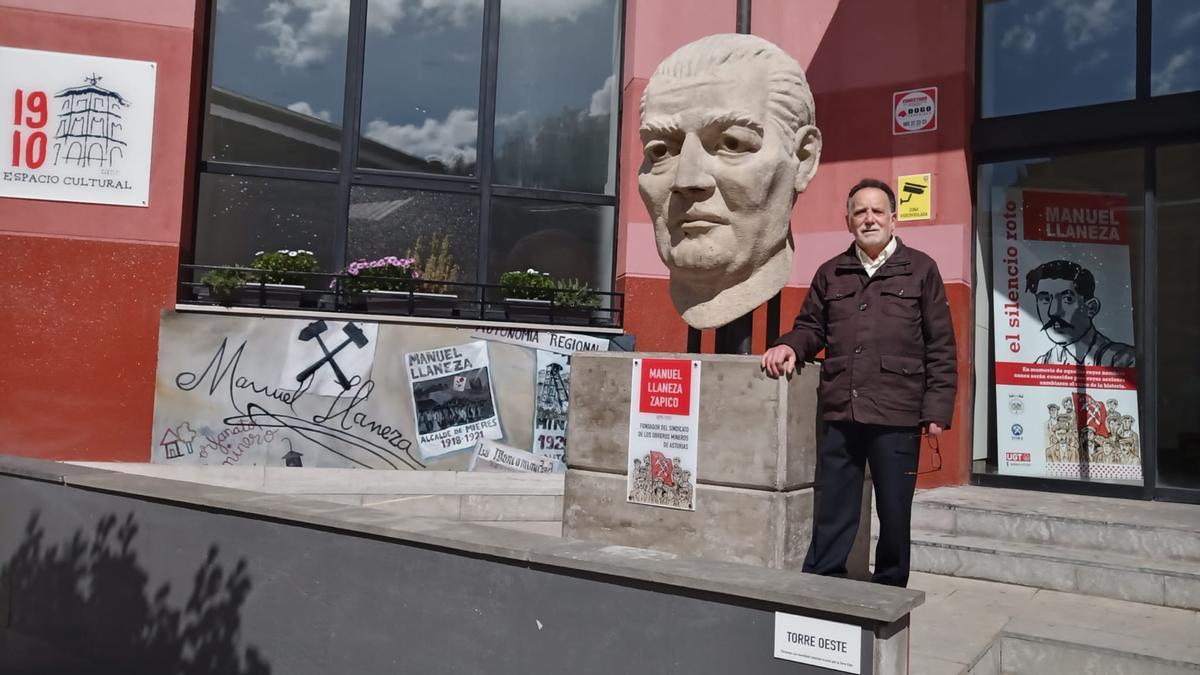 Felix de Magdalena, junto a la talla de Manuel Llaneza.