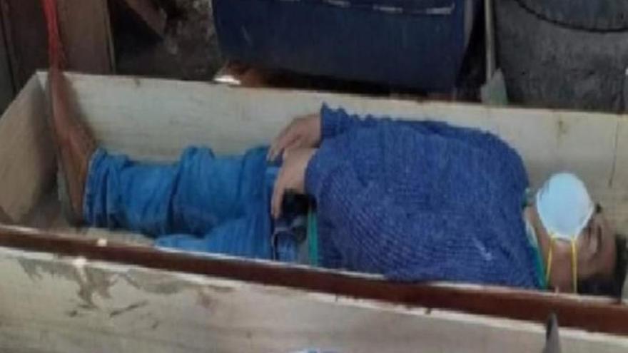 Un alcalde peruano se hace el muerto en un ataúd para librarse de una multa por saltarse la cuarentena