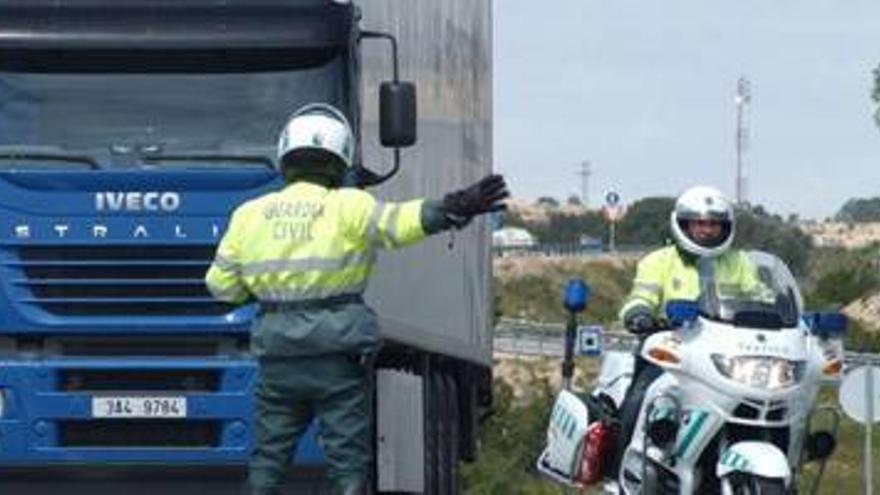 Tres detenidos por robar un coche con el método del pinchazo