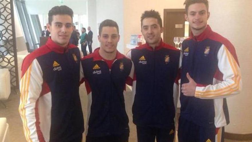 Adrià Vera (izqda), con sus compañeros de selección.