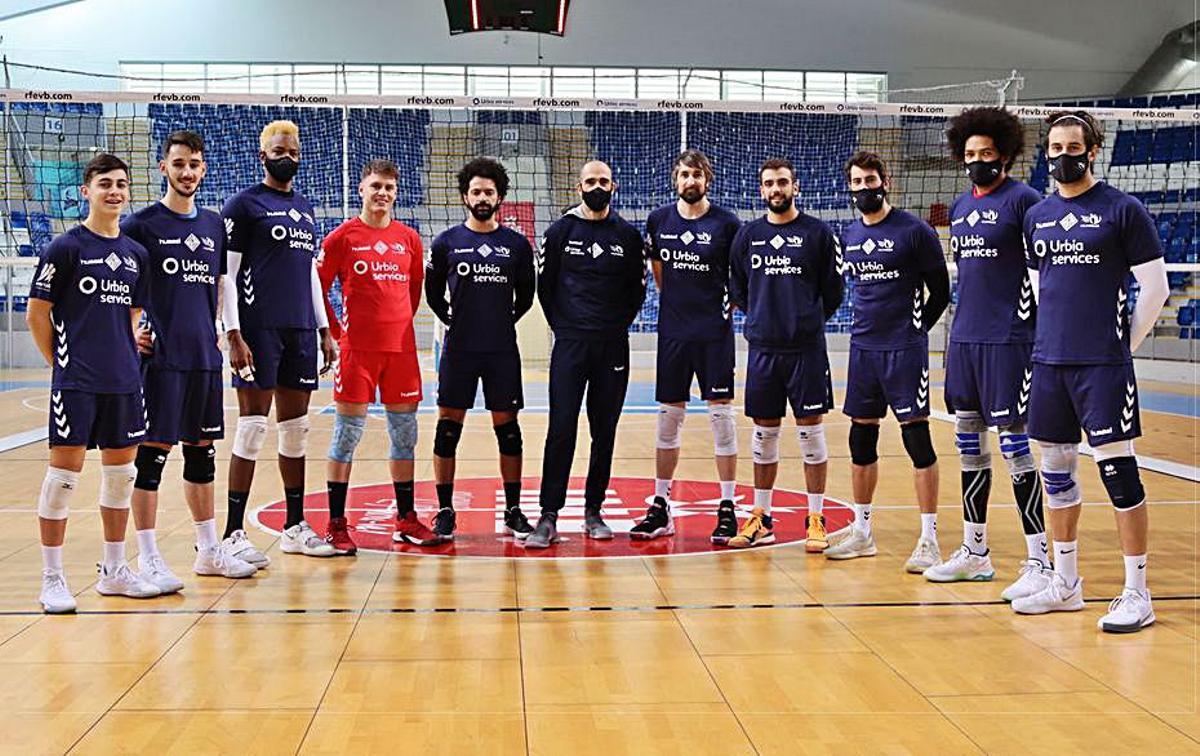 La plantilla del Urbia Uenergia posa ayer en el Palau.