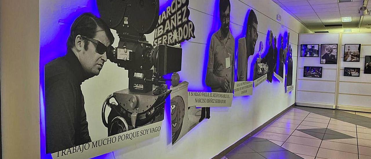 Dos imágenes de la exposición Historias para no olvidar, dedicada a Chicho Ibáñez Serrador.