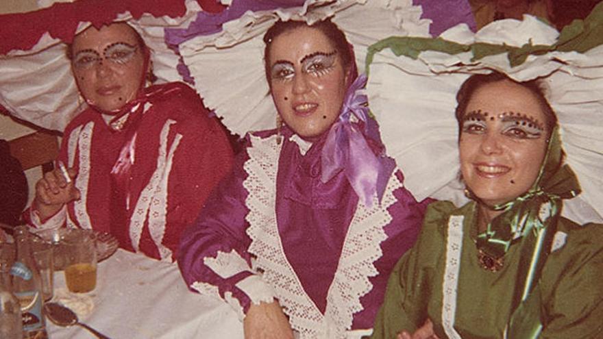 Juan Manrique junto a unas amigas en el casino de Arrecife.