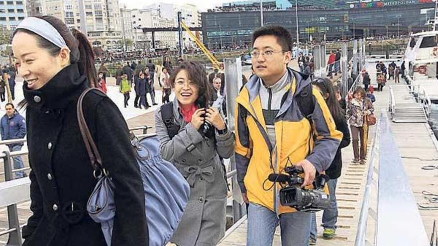 Los periodistas chinos tras disfrutar del viaje por la ría.  // R. Grobas