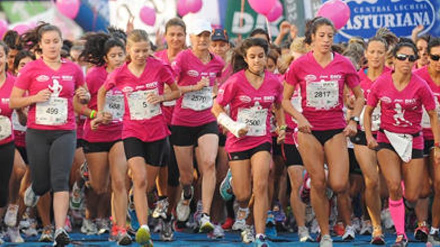 Participantes en la I Carrera de la Mujer, en A Coruña en septiembre de 2013. / 13Fotos